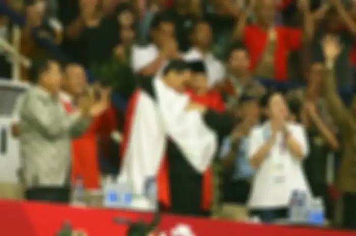 Hanifan rangkul Jokowi dan Prabowo setelah raih medali emas untuk cabor pencak silat