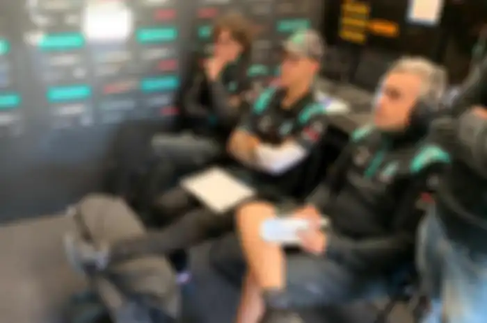 Fabio Quartararo memilih jadi penonton FP2 MotoGP Australia karena pergelangan kakinya bengkak dan harus pakai kruk akibat insiden crash highside di FP1 MotoGP Australia, (25/10/2019)