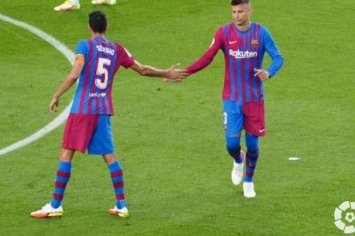 Pemain Barcelona, Sergio Busquets (Kiri) dan Gerard Pique (kanan).