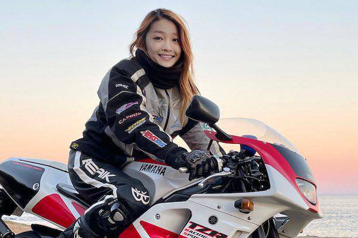 Secara spesifik dia sering memposting gambar gadis cantik dengan wajah menawan, yang memiliki hobi naik motor pria.