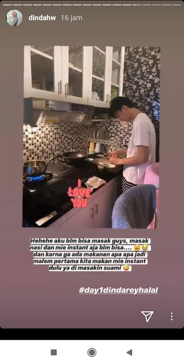 Dinda Hauw akui tak bisa memasak dan akhirnya hanya makan mie instant yang dimasak suaminya, Rey Mbayang.