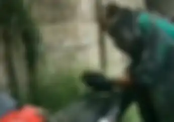 Gak Tega Lihatnya, Bapak Tua Pengojek Online Nyungsep ke Got Ditabrak Mobil, Sekujur Badan Penuh Lumpur