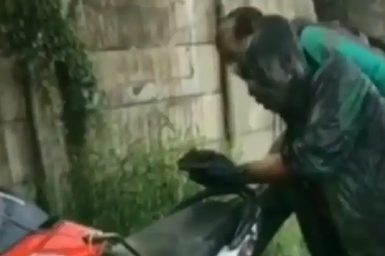 Gak Tega Lihatnya, Bapak Tua Pengojek Online Nyungsep ke Got Ditabrak Mobil, Sekujur Badan Penuh Lumpur