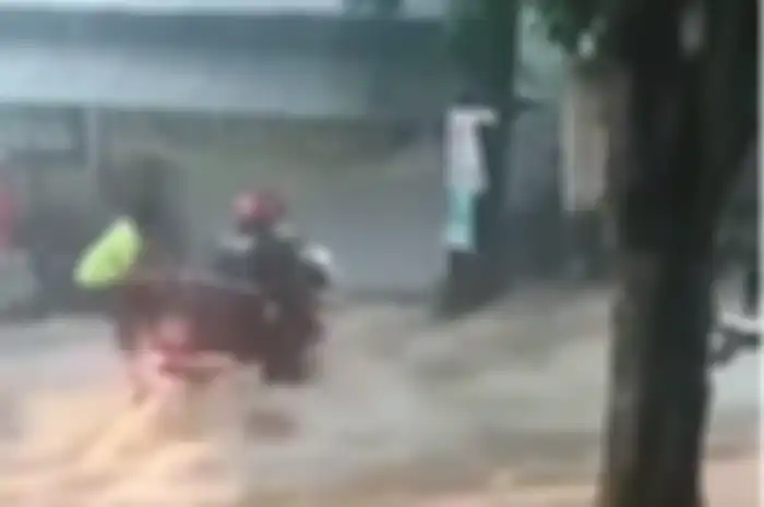 pemotor Honda BeAt nyaris terseret arus banjir