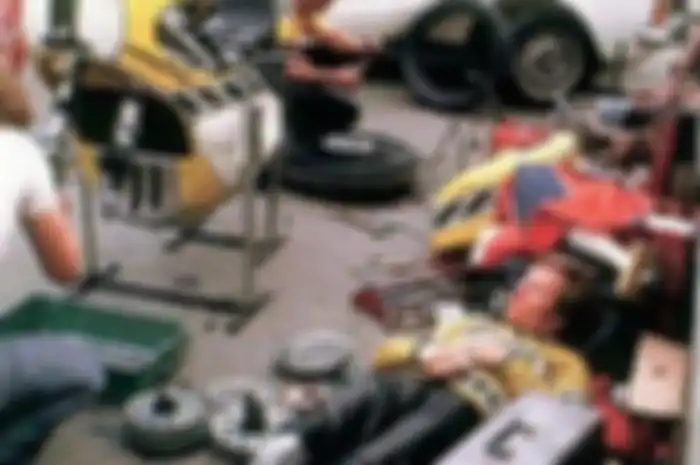 Juara Dunia tiga kali GP500 Kenny Roberts tertidur didekat mekanik yang bongkar ban