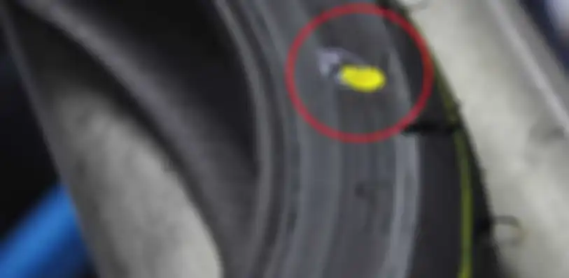 Tanda Titik di Ban Motor