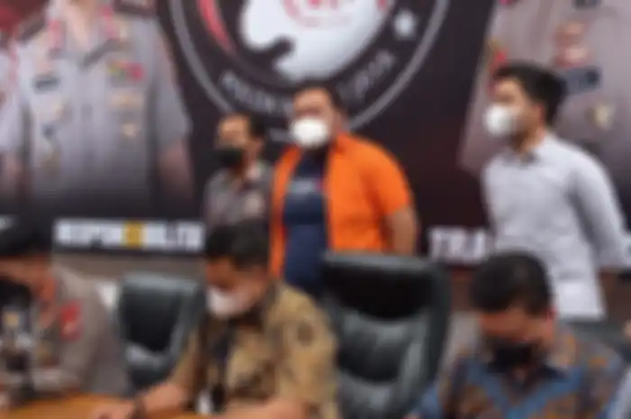 Fico Fachriza saat dihadirkan di hadapan awak media dengan mengenakan baju tahanan berwarna oranye di Ditresnarkoba Polda Metro Jaya, Jumat (14/1/2021).