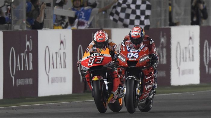 Andrea Dovizioso saat berduel dengan Marc Marquez di lap terakhir MotoGP Qatar 2019.