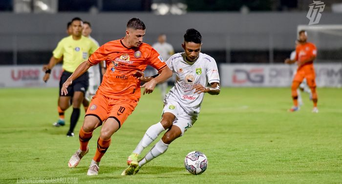 Pemain Persebaya Surabaya, Marselino Ferdinan saat mengiring bola dalam laga melawan Persiraja Banda Aceh, di Stadion Kompyang Sujana, Denpasar, Bali, Sabtu (19/2/2022)