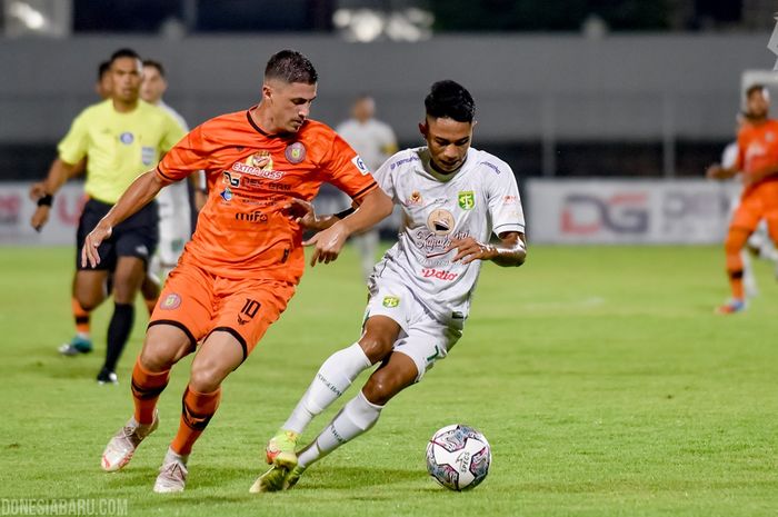 Pemain Persebaya Surabaya, Marselino Ferdinan saat mengiring bola dalam laga melawan Persiraja Banda Aceh, di Stadion Kompyang Sujana, Denpasar, Bali, Sabtu (19/2/2022)