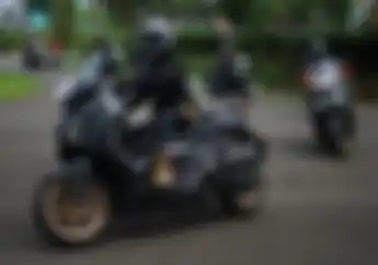 Suka Touring, Modifikasi Motor Yamaha XMAX Connected Pakai Damper Biar Makin Stabil