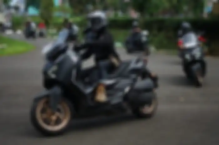 Ilustrasi touring naik Yamaha XMAX Connected. Ingin lebih stabil saat touring, bisa modifikasi motor Yamaha XMAX Connected pakai aksesoris Damper resmi.