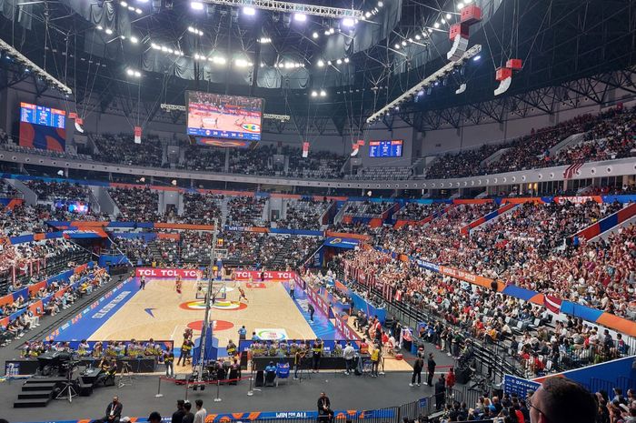 Suasana Pertandingan FIBA World Cup 2023 anatara timnas basket Kanada melawan Latvia, di Indonesia Arena, Senayan, Jakarta, Selasa (29/82/2023).