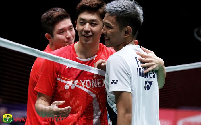 Lee Yong-dae merangkul Fajar Alfian setelah pertandingan babak semifinal Malaysia Masters 2020 di Axiata Arena, Kuala Lumpur, 11 Januar 2020.