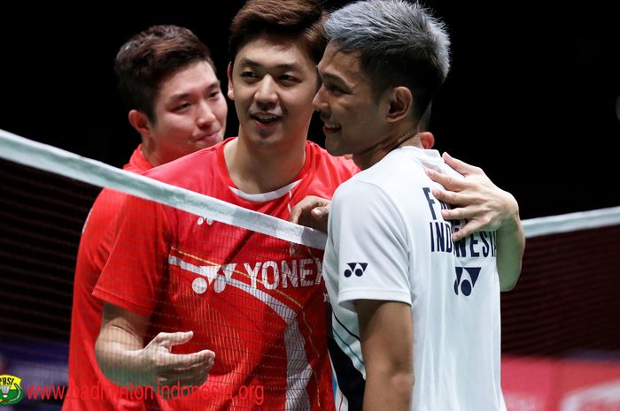 Lee Yong-dae merangkul Fajar Alfian setelah pertandingan babak semifinal Malaysia Masters 2020 di Axiata Arena, Kuala Lumpur, 11 Januar 2020.