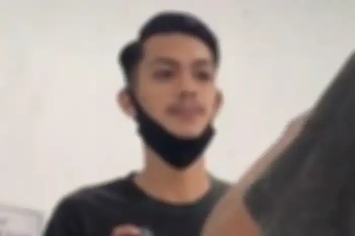 Viral video tukang bangunan berubah menjadi ganteng setelah cukur rambut. 