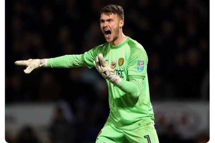 Kiper Manchester United yang dipinjamkan ke Burton, Kieran O'Hara, menerima hukuman berat usai menggigit pemain lawan.