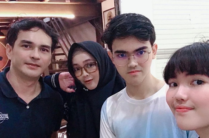 Keluarga Rina Gunawan dan Teddy Syah