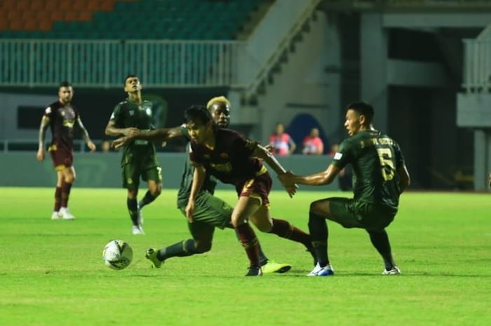 Pertandingan Tira Persikabo kontra PSM Makassar di Stadion Pakansari, Kabupaten Bogor, Rabu (29/5/2019).