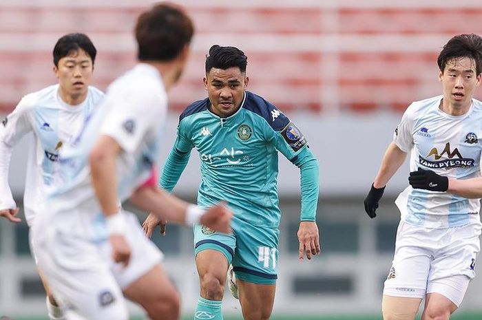 Bek timnas Indonesia, Asnawi Mangkualam, menjalani debutnya bersama Ansan Greeners di turnamen Piala FA Korea Selatan, Minggu (28/3/2021).