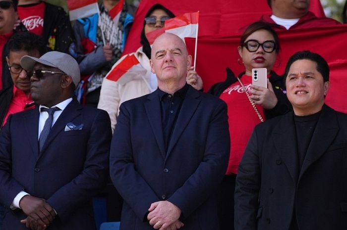 Presiden FIFA Gianni Infantino dan Ketua Umum PSSI Erick Thohir menyaksikan pertandingan Timnas U-23 Indonesia versus Guinea dalam play-off Olimpiade Paris 2024 di Clairefontaine, Prancis, 9 Mei 2024.