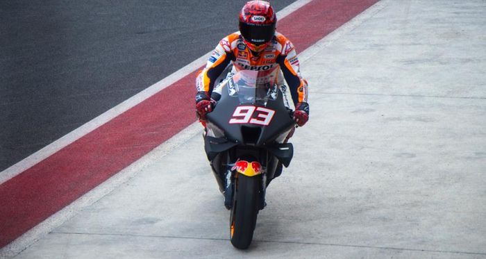 Pembalap Repsol Honda, Marc Marquez, saat memasuki pit stop pada tes pramusim MotoGP 2022 di Sirkuit Mandalika, Jumat (11/2/2022).