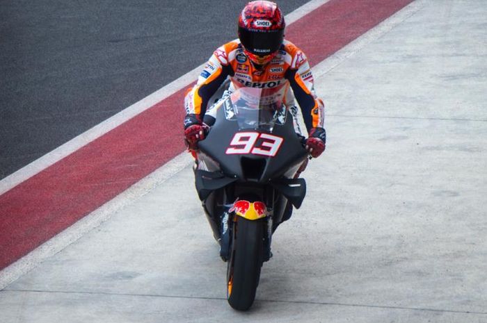 Pembalap Repsol Honda, Marc Marquez, saat memasuki pit stop pada tes pramusim MotoGP 2022 di Sirkuit Mandalika, Jumat (11/2/2022).