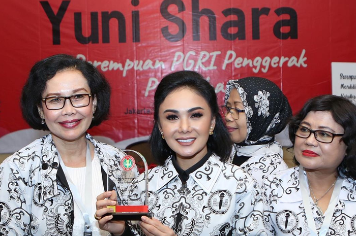 Yuni Shara saat didapuk jadi Perempuan PGRI Penggerak Perubahan