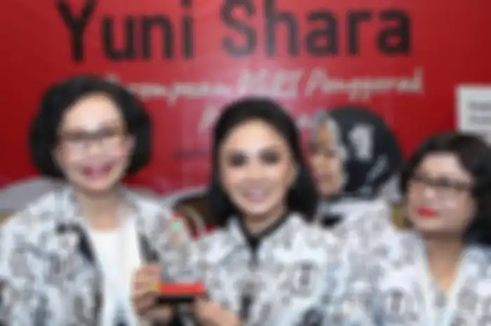 Yuni Shara saat didapuk jadi Perempuan PGRI Penggerak Perubahan
