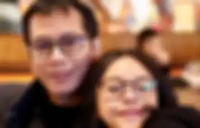 3 Gaya Modis Pakai 1 Model Slip On ala Anak Wishnutama, Sakina Tama!