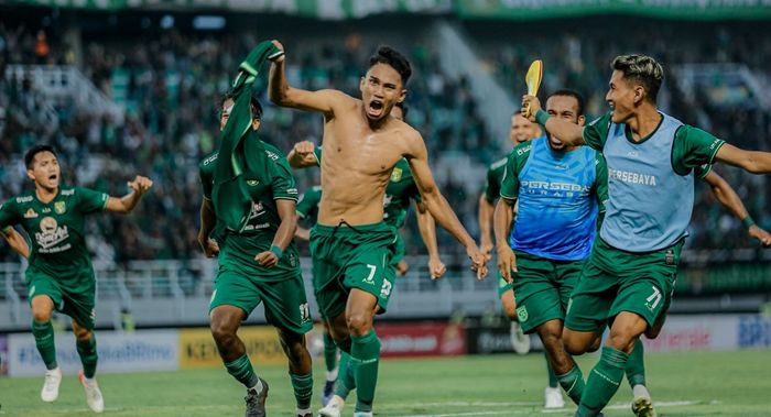 Selebrasi Marselino Ferdinan usai mencetak gol kemenangan Persebaya saat melawan PSIS Semarang di Liga 1 2022-2023 pekan keenam