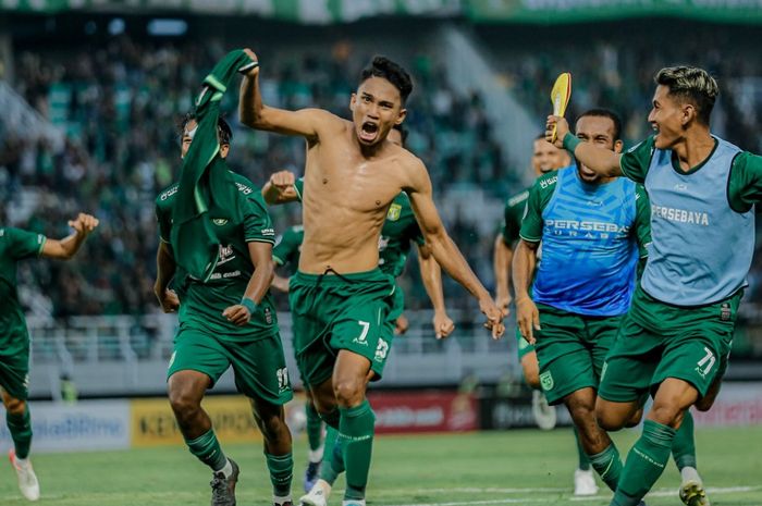 Selebrasi Marselino Ferdinan usai mencetak gol kemenangan Persebaya saat melawan PSIS Semarang di Liga 1 2022-2023 pekan keenam