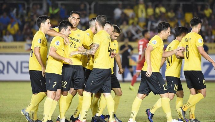 Pemain-pemain Ceres Negros merayakan gol yang dicetak Bienvenido Maranon ke gawang Persija Jakarta, di Stadion Panaad, Bacolod, Rabu (3/4/2019).