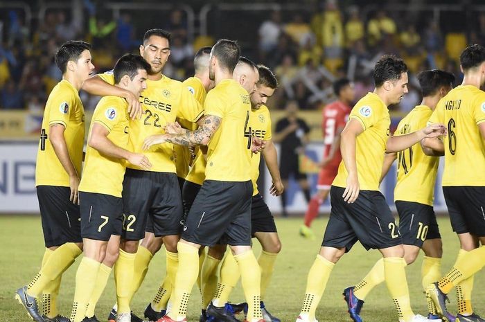 Pemain-pemain Ceres Negros merayakan gol yang dicetak Bienvenido Maranon ke gawang Persija Jakarta, di Stadion Panaad, Bacolod, Rabu (3/4/2019).