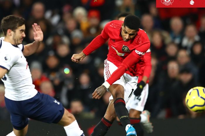 Penyerang Manchester United, Marcus Rashford, mencetak gol ke gawang Tottenham Hotspur dalam laga Liga Inggris di Stadion Old Trafford, Rabu (4/12/2019).