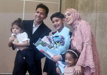 Gantengnya King Faaz di Acara Kelulusan SD, Peluk Haru Fairuz A Rafiq dan Sonny Septian