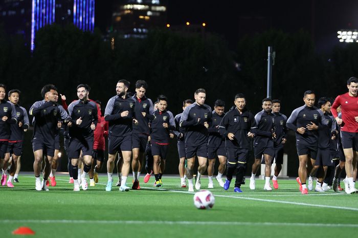 Para pemain timnas Indonesia saat menjalani latihan perdana di Lapangan Al Egla 2, Doha, Qatar, Minggu (7/1/2024).