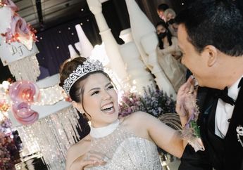 Tina Toon Resmi Menikah, Intip Penampilan Sang Selebriti Kenakan Gaun Pengantin Bling-bling!