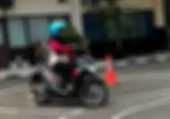 Cowok Bisa Enggak Manuver untuk Tes SIM Seperti Cewek Ini? Lihat Videonya