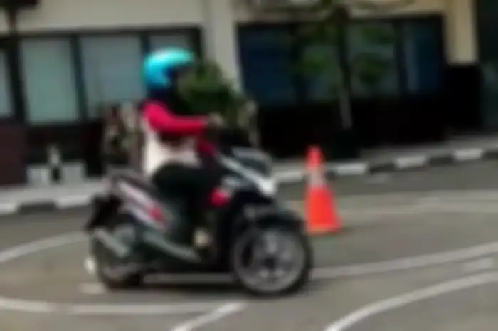 Cewek manuver keren di ujian SIM 