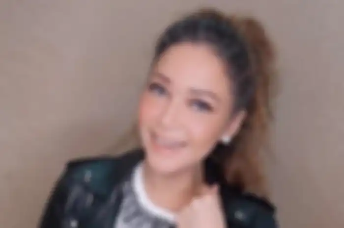Maia Estianty dengan gaya rambut barunya