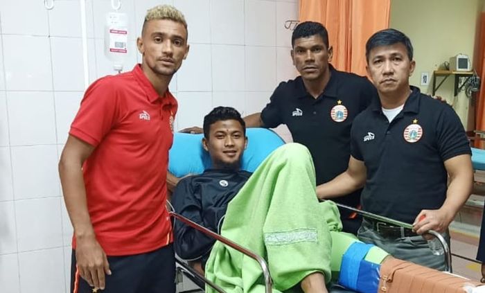 Bruno Matos beserta jajaran manajemen Persija Jakarta menjenguk Muhammad Natshir yang sempat cedera.