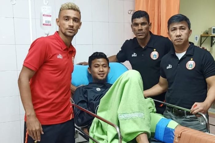 Bruno Matos beserta jajaran manajemen Persija Jakarta menjenguk Muhammad Natshir yang sempat cedera.