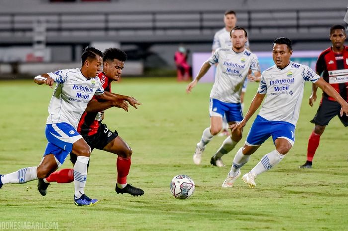 Pemain Persib Bandung saat menghadapi Persipura Jayapura dalam laga pekan ke-26 Liga 1 2021/2022, di Stadion Kapten I Wayan Dipta, Gianyar, Bali, Jumat (18/2/2022).