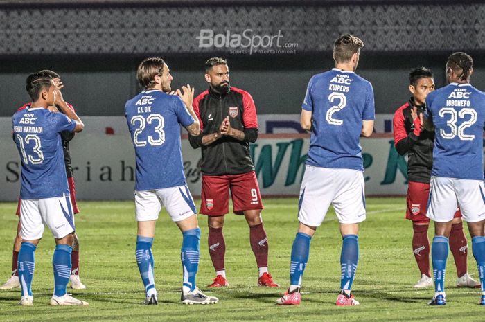 Para pemain Persib Bandung bertepuk tangan jelang melawan Borneo FC.