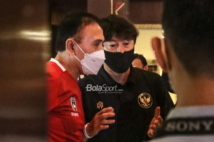 Ketua Umum PSSI, Mochamad Iriawan (kiri), nampak sedang berdiskusi dengan pelatih timnas Indonesia, Shin Tae-yong (kanan), yang baru tiba di Tanah Air seusai bertarung di Piala AFF 2020, 2 Januari 2022.