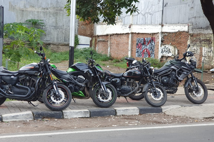 Mulai dari Harley-Davidson, Kawasaki Z800, dan beberapa moge lain tersedia untuk disewa di Riple. Biaya sewa mogenya juga enggak mahal bro