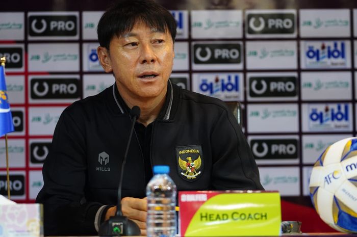 Shin Tae-yong di konferensi pers jelang laga Irak Vs Timnas Indonesia di Basra International Stadium, pada Rabu (15/11/2023).