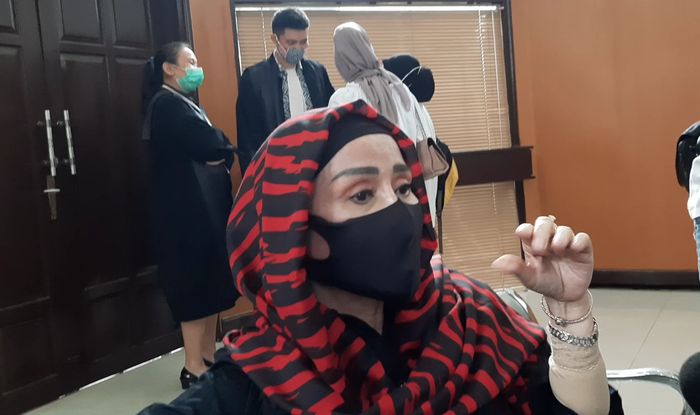 Ibunda Vicky Prasetyo, Emma Fauziah saat ditemui Grid.ID di Pengadilan Negeri Jakarta Selatan, Rabu (9/9/2020).