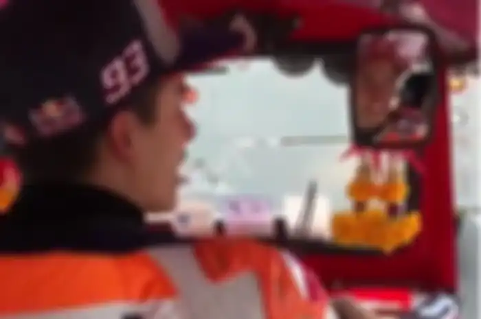 Marc Marquez pamer naik bajaj di Thailand.
